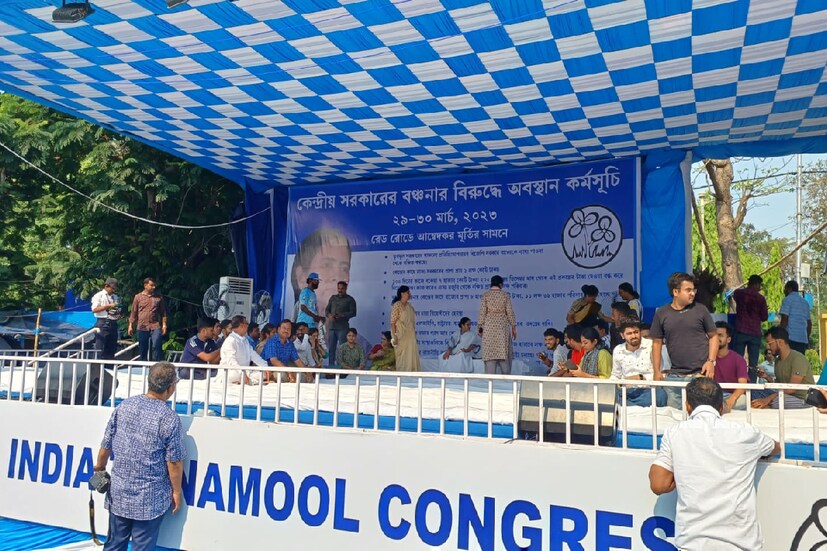 'উই শ্যাল ওভার কাম' থেকে 'মউ বনে আজ মউ জমেছে' গানে গলা মেলান মন্ত্রী শশী পাঁজা থেকে শুরু করে চন্দ্রিমা ভট্টাচার্য।