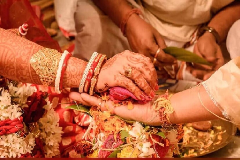 সাধারণত পূর্ববঙ্গীয় এই রীতি অনুষ্ঠিত হল পাত্রপক্ষের বাড়িতে৷ ঘরে মেঝেতে বিছিয়ে দেওয়া হত শীতলপাটি৷ পাটির দুই দিকে বসতেন বরকর্তা ও কনেকর্তা৷ এই শীতলপাটি থেকেই পর্বের নাম পাটিপত্র৷ পাটিতে বসে পত্ররচনা করা হত কার্যত৷