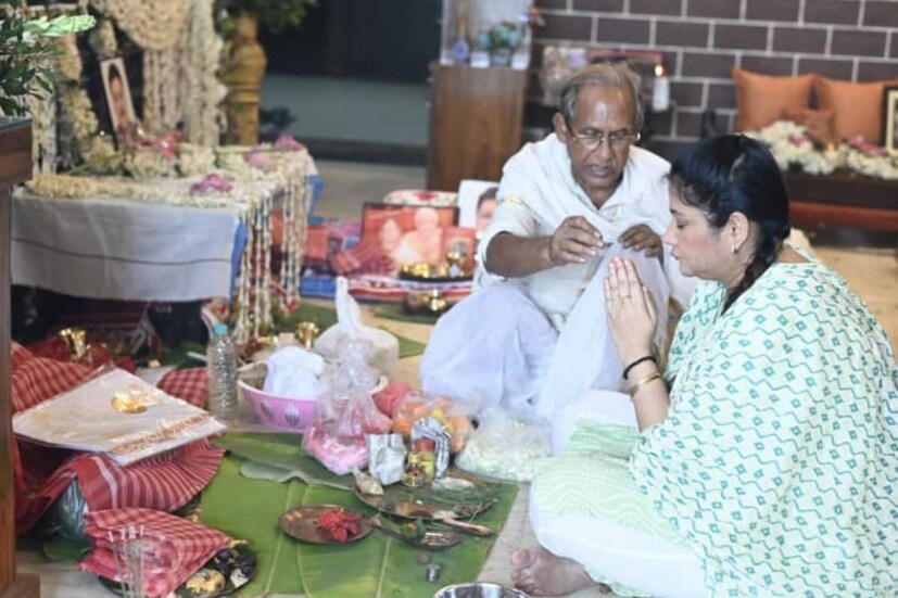 রজনীগন্ধায় এবং অন্যান্য সাদা ফুলে সংযুক্তা সাজিয়েছিলেন ফ্ল্যাট৷