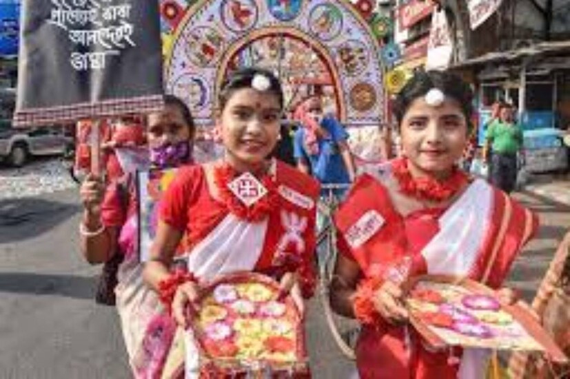 প্রতি বছর ইংরেজি ক্যালেন্ডারে মাঝামাঝি পড়ে পয়লা বৈশাখ। এ বছর ১৫ এপ্রিল, শনিবার পড়েছে বৈশাখের ১ তারিখ।
