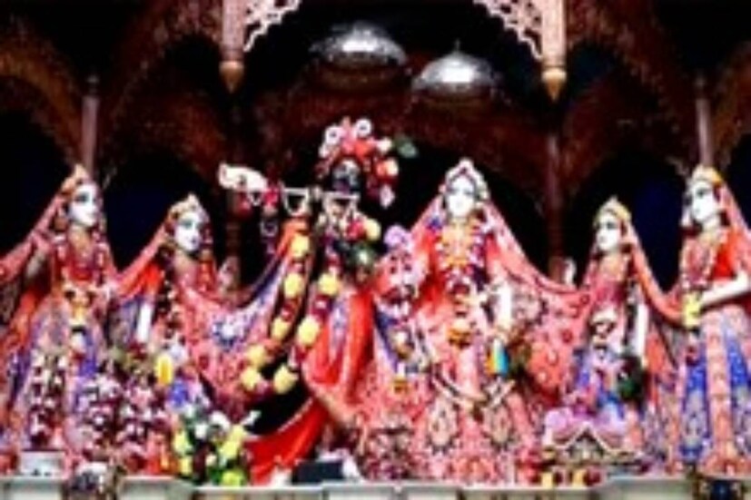 রং খেলার পাশাপাশি এই উৎসবের অন্যান্য গুরুত্বপূর্ণ দিক হল দোলপূর্ণিমা তিথিতে বৈষ্ণব মতে রাধা ও শ্রীকৃষ্ণের পুজো৷