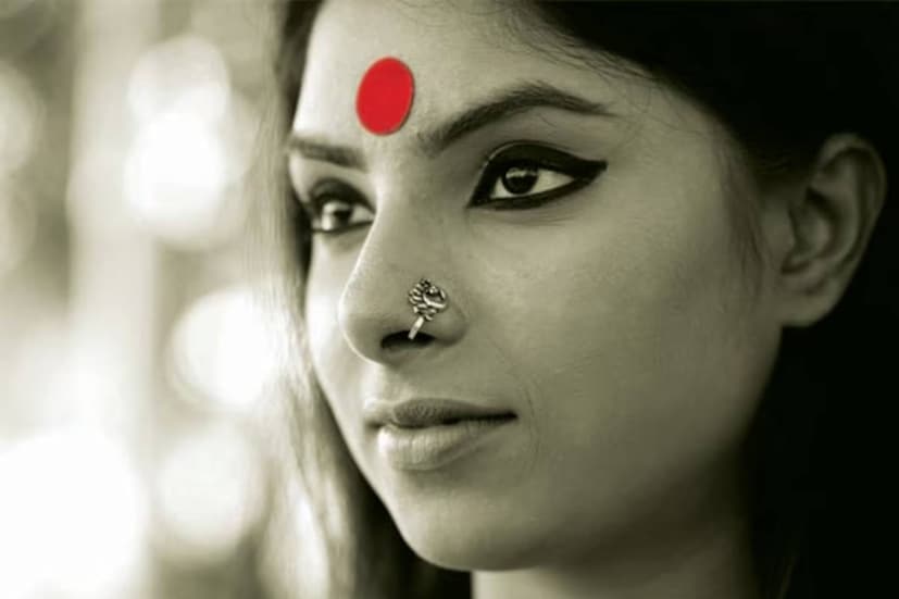 কিন্তু কেন সব সময় দুই ভুরুর মাঝে টিপ পরা হয়?