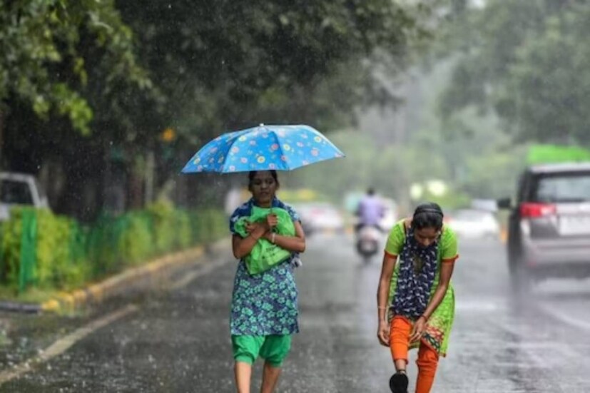 ঝাড়খন্ড ও ওড়িশায় বুধবার থেকে শুক্রবার পর্যন্ত বজ্রবিদ্যুৎ-সহ বৃষ্টির সম্ভাবনা। এর ফলে ঝাড়খন্ড এবং ওড়িশা সংলগ্ন জেলাগুলিতে আংশিক মেঘলা আকাশ। কোথাও কোথাও মেঘলা আকাশ। বুধবার পুরুলিয়ায় এবং বৃহস্পতি ও শুক্রবার পুরুলিয়া বাঁকুড়া এবং ঝাড়গ্রামে বজ্রবিদ্যুৎ-সহ খুব হালকা বৃষ্টি দু এক জায়গায় সম্ভাবনা রয়েছে বলেই জানাচ্ছেন আবহাওয়াবিদরা।