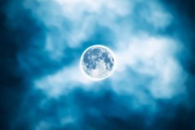 তাই মার্চ মাসে পূর্ণিমার চাঁদ হল worm moon বা পোকামাকড়ের চাঁদ। কেঁচো বা অন্যান্য কীট মাটির উর্বরতা বৃদ্ধি করে। তাই এই চাঁদও উর্বরতার প্রতীক। এর অন্য নাম স্যাপ মুন বা sap moon। কারণ এই ঋতুতেই ম্যাপল গাছের মধু সংগ্রহ করা হয়। 