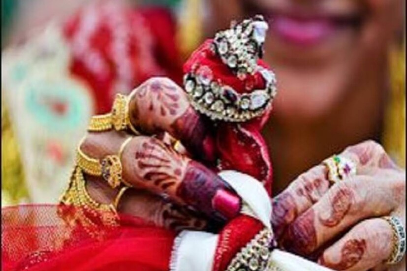 রীতিমাফিক দুই কাগজে পাত্রপাত্রীর নাম, বংশপরিচয়, বিয়ের দিনক্ষণ লিখে তাতে একটি রুপোর টাকায় সিঁদুর মাখিয়ে ছাপ পড়ত শঙ্খ ও উলুধ্বনির মধ্যে৷ শেষে অবশ্যই থাকত মিষ্টিমুখের পর্ব৷