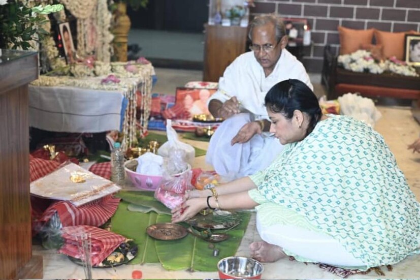 আপাতভাবে তিনি মেয়েকে একা বড় করলেও সংযুক্তার অনুভব জীবনের পথে তাঁর সঙ্গেই আছেন অভিষেক৷