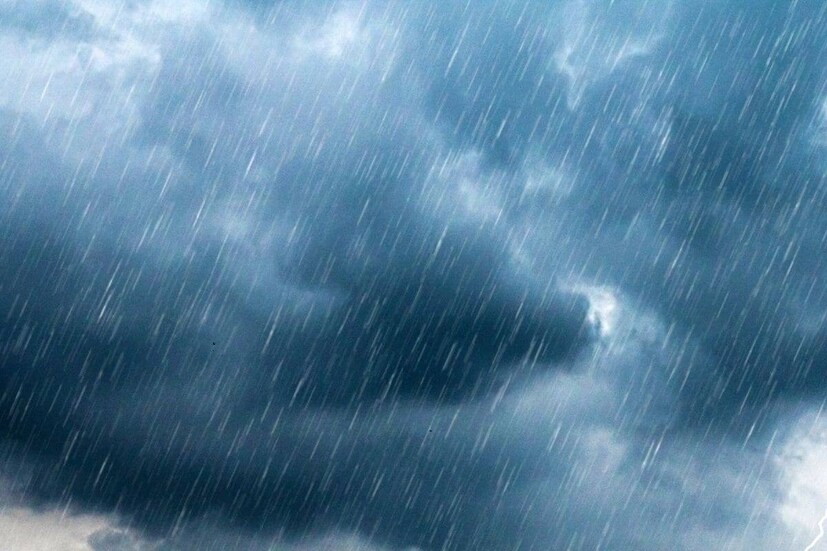 দক্ষিণবঙ্গের প্রায় সব জেলাতেই হালকা মাঝারি বৃষ্টির সম্ভাবনা সঙ্গে ৩০ থেকে ৫০ কিলোমিটার দমকা ঝোড়ো হাওয়ার পূর্বাভাস। মুর্শিদাবাদ নদীয়া উত্তর ও দক্ষিণ চব্বিশ পরগনা এবং পূর্ব মেদিনীপুরে বৃষ্টির পরিমাণ বেশি হতে পারে। দু এক জায়গায় দমকা ঝোড়ো হাওয়ার গতিবেগ ৪০ থেকে ৫০ কিলোমিটার থাকতে পারে।