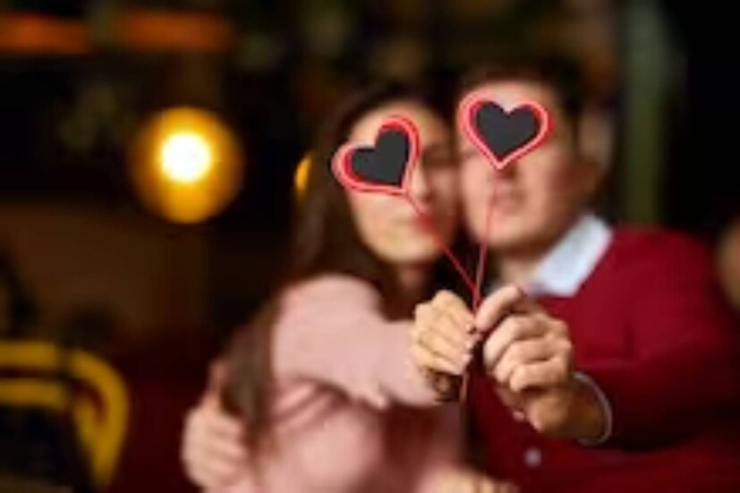 প্রেমের সম্পর্ক নিয়ে অনেকেরই পারিবারিক ও সামাজিক দ্বন্দ্বের আশঙ্কা থাকে৷ তাঁরা সেই সংঘাত ও দ্বন্দ্ব থেকে দূরে থাকতে চান৷ এড়িয়ে যেতে চান৷ আবার ছাড়তে পারেন না প্রেমকেও৷ ফলে দু’ নৌকায় পা দিতে গিয়ে পকেটিং ছাড়া উপায়ন্তর থাকে না৷
