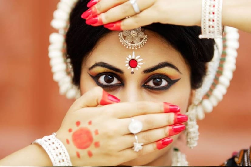 ভারতীয় নারীর সাজের অঙ্গ কপালে দুই ভ্রুয়ের মাঝে টিপ৷ প্রাচ্য বা ভারতীয় ঘরানার পোশাকের সঙ্গে টিপের সাজ বা অ্যাকসেসরিজ হিসেবে টিপ বেশ মানানসই৷