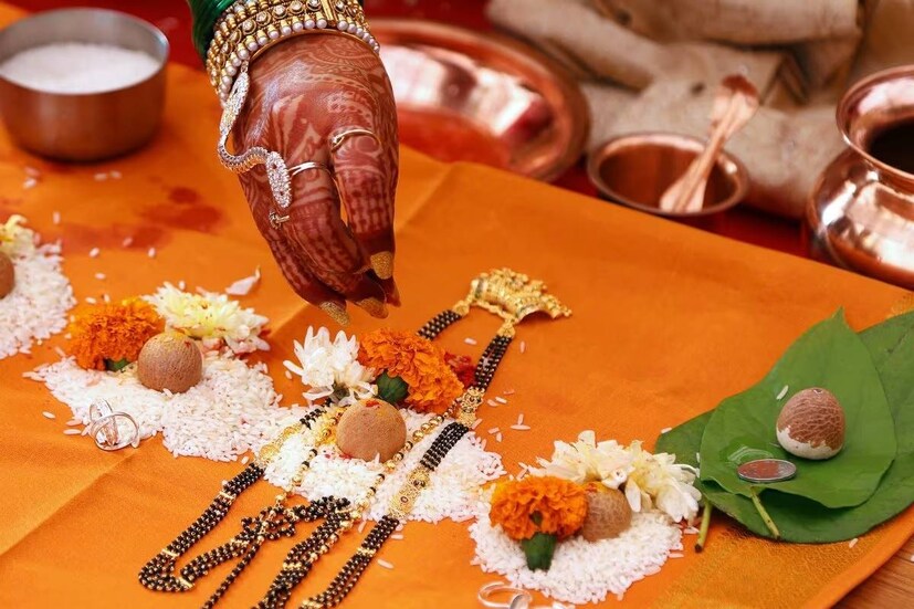 দীর্ঘ দিনের প্রচলিত ঐতিহ্য ও বিশ্বাস হল, সব অশুভ শক্তি ধারণ করে স্বামী ও সংসারের কল্যাণ ও মঙ্গল করে ওই কালো সুতো।