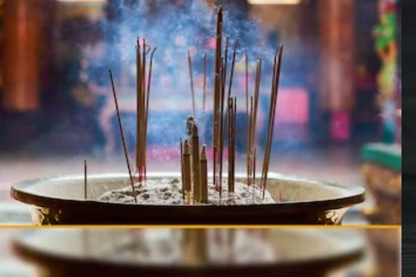ধূপকাঠিকে ইংরেজিতে বলা হয় Incense Stick (ইনসেন্স স্টিক)। 