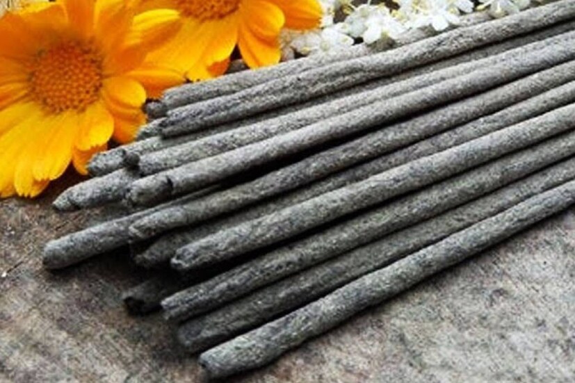 Incense শব্দ এসেছে মধ্যযুগীয় ইংরেজি encens থেকে। প্রাচীন ফরাসিতে encens-এর অর্থ যার গন্ধ মিষ্টি।