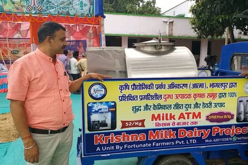 দুধ ছাড়াও এই এটিএম থেকে পাওয়া যায় টক দই, পনির ও মাখন৷ হাতের কাছে সহজে তাজা দুধ ও দুগ্ধজাত জিনিসের যোগান পেয়ে বিনয়কে বাহবা জানিয়েছে তাঁর পরিচিত বৃত্ত৷