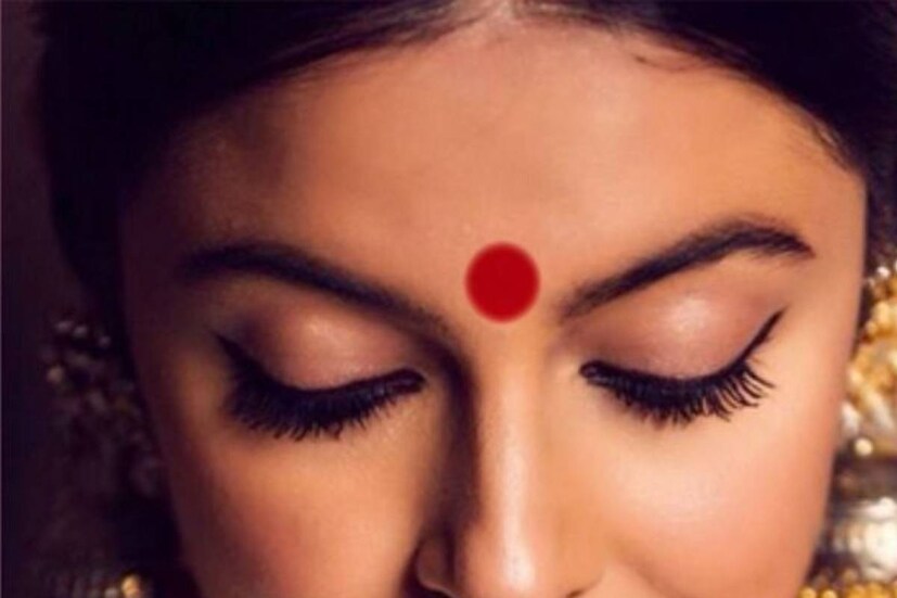 দুই ভুরুর মাঝে টিপ বা বিন্দিকে তৃতীয় নয়নের সমার্থক হিসেবে ধরা হয়৷ মনে করা হয় টিপ পরলে তা তৃতীয় নয়নের প্রতীক৷ 