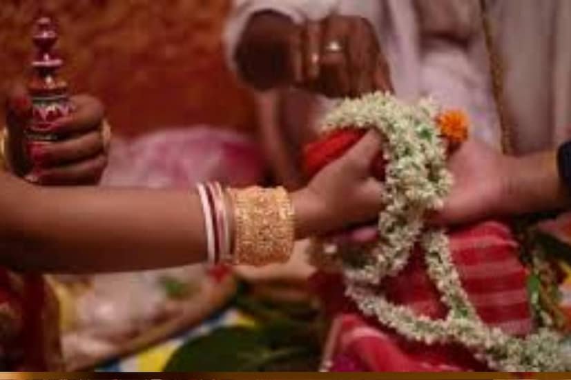 পাটিপত্র অনুষ্ঠানে সাধারণত পাত্র পাত্রী থাকতেন না৷ এই অনুষ্ঠান ছিল অভিভাবকদের৷ সাবেক কালের অনেক মানুষ স্মৃতি হাতড়ে বলেন, পাটিপত্রে ঠিক করা হত যৌতুক ও দেনাপাওনার কথাও৷