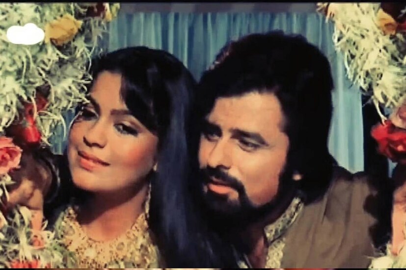 জীনতের অভিযোগ, ছবিতে অভিনয়ের ব্যাপারে আলোচনা করবেন বলে তাঁকে হোটেলে ডেকে পাঠান সঞ্জয়৷ সেখানেই সঞ্জয়ের অত্যাচারে ক্ষতিগ্রস্ত হয় তাঁর ডানচোখের দৃষ্টিশক্তি৷ ক্ষতবিক্ষত হয়ে যায় মুখ৷ কিন্তু চরম বিতর্কিত এই অধ্যায় নিয়ে পুরোপুরি নীরব সঞ্জয় নিজে৷