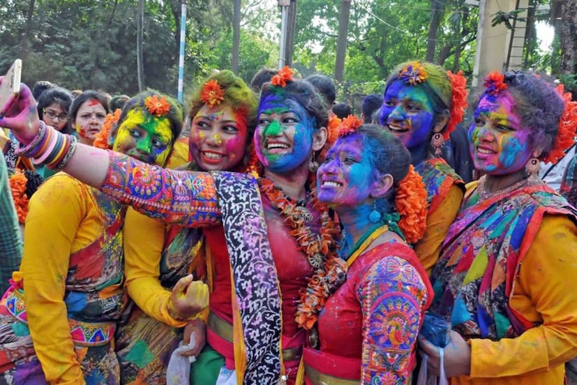 তবে দু’টি পঞ্জিকা মত অনুযায়ীই মঙ্গলবার সকালে সূর্যোদয়ের সময় পূর্ণিমা তিথি থাকবে, তাই সেদিনই পালিত হবে দোলপূর্ণিমা বা দোলযাত্রা।