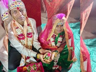বৃদ্ধাশ্রমে পৌঁছে শেষ থেকেই শুরু করলেন এক বৃদ্ধ দম্পতি