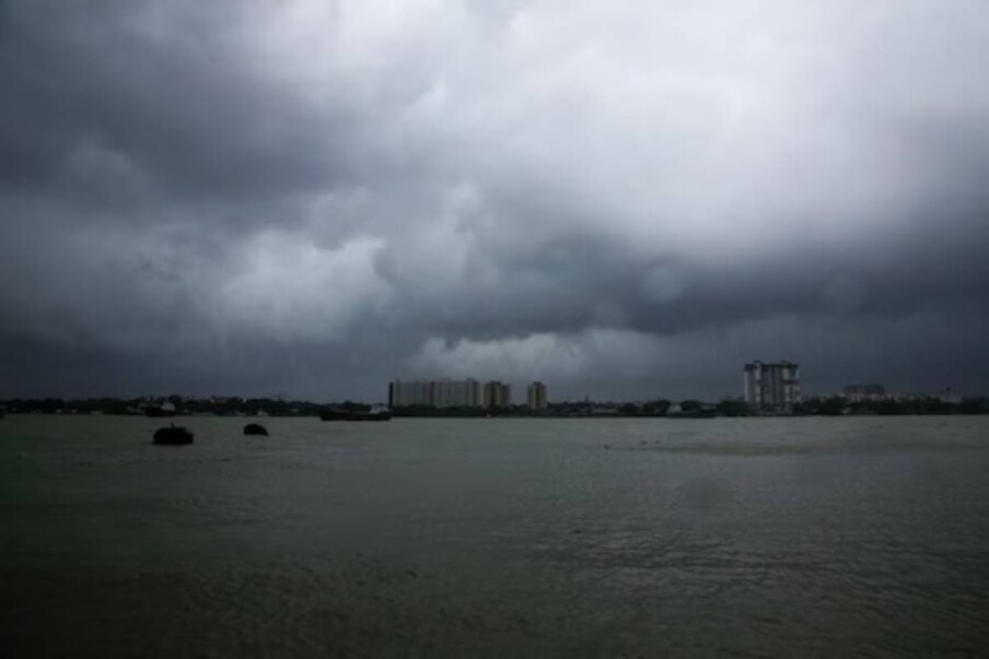  আবহাওয়ার বৈচিত্র এখন সত্যি বোঝা দায়৷ ফাল্গুনে বসন্তের আমেজ তো দূর অস্ত্৷ প্রথমে গরম, তার পর শুরু মেঘবৃষ্টির খেলা৷ সপ্তাহশেষে রোদের দেখা নেই৷ ঝমঝমিয়ে বৃষ্টিতে পুরো বর্ষাকাল৷
