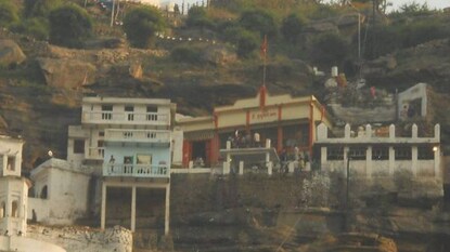 এই মন্দিরে ভক্তদের ভিড় লেগে থাকে বছরভর এই মন্দিরে ভক্তদের ভিড় লেগে থাকে বছরভর