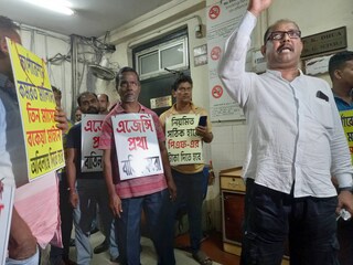 উদ্যান বিভাগের ডিজি-র ঘরের সামনে বিক্ষোভ সামিল হন তাঁরা