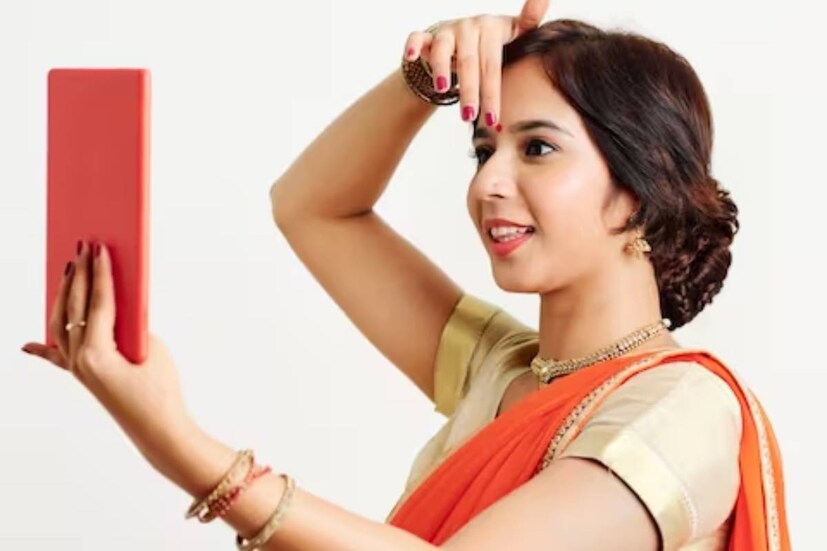  কুমকুম, চন্দন থেকে আধুনিক ডিজাইনার টিপ৷ নানা সাজে নিজেদের কপাল সাজান ভারতীয় নারীরা৷