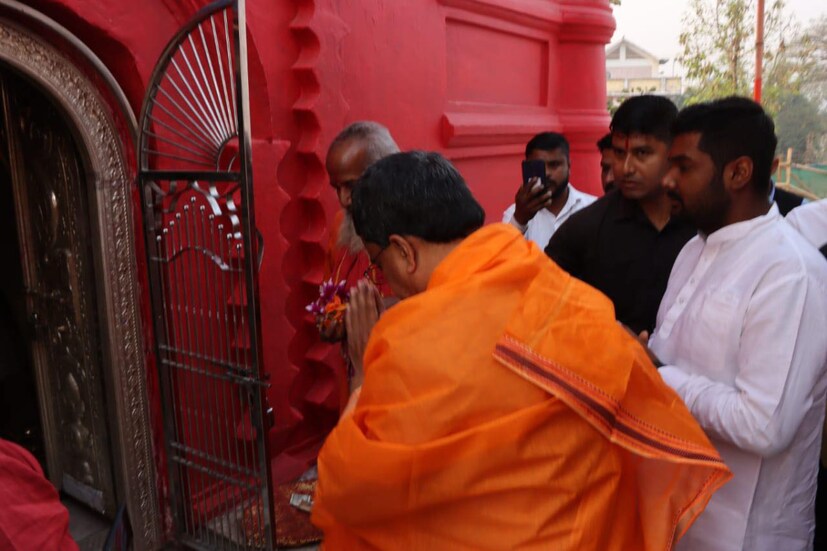 এদিন সকালে গিয়েছিলেন ত্রিপুরেশ্বরী মন্দিরে পুজো দিতে। সেখান থেকে সোজা বাড়ি এসে বন্দি ছিলেন নিজের ঘরেই৷ সঙ্গী ছিল নিজের ফোন৷ আর সারাক্ষণ চোখ ছিল টিভির পর্দায়৷ 
