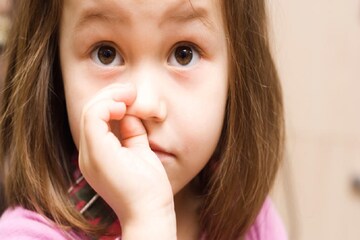 আপনার বাচ্চা কি খালি নাক খোঁটে? এই অভ্যের যত তাড়াতাড়ি হয় ছাড়ান, উপায় রইল