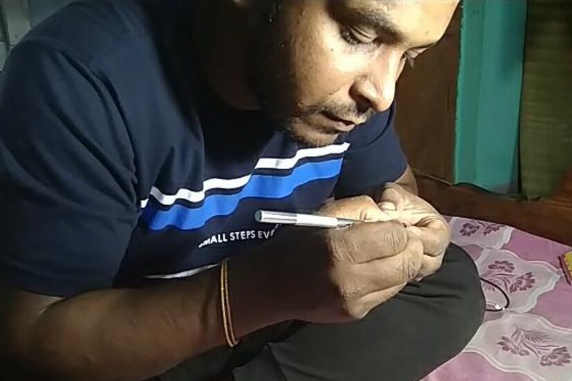 প্রসেনজিৎ বলেন, নতুন নতুন কাজ করতে ভাল লাগে। বাবার মেকানিক গ্যারেজে কাজের পর অবসর সময়ে পেন্সিল কাটিং-এর মধ্য দিয়ে এই দুটো শিল্পকে বানিয়েছি। এই স্মারক এবং নাচের স্টেপ পেন্সিল কার্ভিং-এর মধ্য দিয়ে বানিয়ে দেশবাসীকে উৎসর্গ করেছেন শিল্পী প্রসেনজিৎ কর।(Ranjan Chanda)