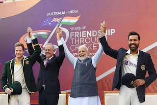 এভাবেই আমেদাবাদ টেস্ট ম্যাচ শুরু হওয়ার আগে অস্ট্রেলিয়া এবং ভারতের অধিনায়ক এবং প্রধানমন্ত্রীকে নিয়ে মোদি