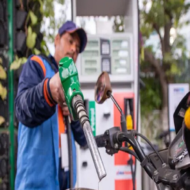 সরকারি তেল সংস্থা অনুযায়ী, গাজিয়াবাদে পেট্রোল ৩৫ প.সা বেড়ে ৯৬.৫৮ টাকা প্রতি লিটার হয়েছে ৷ ডিজেল ৩৩ পয়সা বেড়ে প্রতি লিটারে ৮৯.৭৫ টাকা হয়েছে ৷ গুরুগ্রামে এদিন পেট্রোল ২৬ পয়সা সস্তা হয়ে লিটার প্রতি ৯৬.৮৪ টাকা হয়েছে ৷ ডিজেল ২৪ সস্তা হয়ে ৮৯.৭২ টাকা হয়েছে ৷ রাজস্থানের রাজধানী জয়পুরে পেট্রোলের দাম ১.৩১ টাকা বেড়ে প্রতি লিটারে ১০৯.৩৯ টাকা হয়েছে ৷ ডিজেলের দাম ১.১৯ টাকা বেড়ে প্রতি লিটারে ৯৪.৫৫ টাকা হয়েছে ৷ 