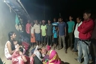 বাইরে বসে বউমা।