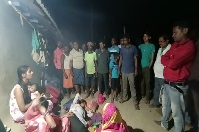 বাইরে বসে বউমা।
