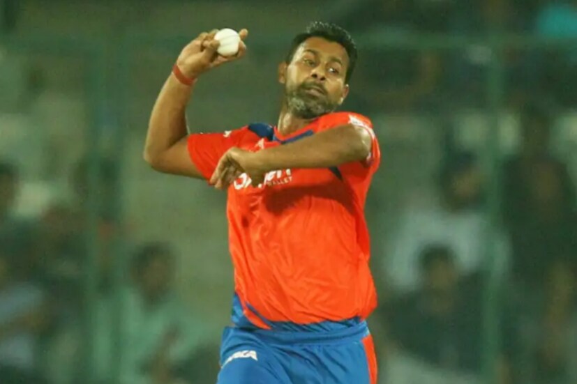ক্রিকেটকে অনেক দিন আগে বিদায় জানালেও আইপিএলে সবথেকে বেশি মেডেন ওভার করার রেকর্ড এখনও তাঁর দখলে। তিনি প্রবীণ কুমার। ১১৯টি আইপিএল ম্যাচ খেলে তিনি ১৪টি মেডেন ওভার করেছেন।