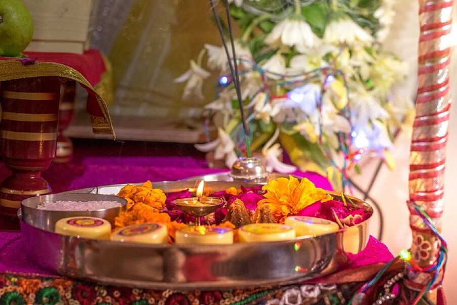  কলকাতা:  এই বছর রামনবমী ৩০ মার্চ৷  এরজন্য প্রস্তুতি তুঙ্গে৷ হিন্দু ধর্মাবলম্বীদের কাছে রামনবমীর মহত্ত্ব রয়েছে৷ রামনবমীর পুণ্য সময়ে রামভক্ত হনুমান জী-র পূজা অর্চনা করা হয়৷ বিভিন্ন জায়গায় শোভযাত্রা বার হয়৷ পঞ্চাঙ্গ অনুযায়ি চৈত্র মাসের শুক্ল পক্ষের প্রতিপদে রামনবমী পালন হয়৷ দেওঘরের জ্যোতিষশাস্ত্র পন্ডিত নন্দকিশোর মুগদল  এই সময়ের মাহাত্ম্য শুভ সংযোগ দেখেন, তিনি তারই বিবরণ দিয়েছেন৷