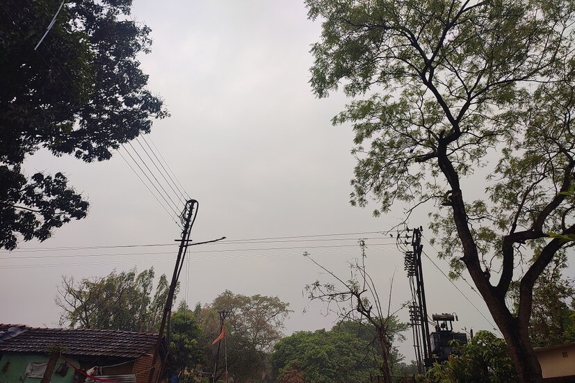 এরই পাশাপাশি নদীয়ার বেশ কিছু জায়গায় বৃষ্টি লক্ষ্য করা যায়। বৃহস্পতিবার দুপুর থেকেই কুয়াশাচ্ছন্ন মেঘলা আকাশ পরিলক্ষিত হয় রাজ্যের বিভিন্ন জেলায়। সন্ধ্যার পর থেকে বৃষ্টি শুরু হয়। বিভিন্ন জায়গায় বজ্রবিদ্যুৎ সহ বৃষ্টি দেখা যায়। তিব্র গতিতে ঝোড়ো হাওয়া বইতে দেখা যায়। বৃষ্টিপাতের জেরে বিদ্যুৎ বিচ্ছিন্ন হয়ে যায় অনেক জায়গাতেই।