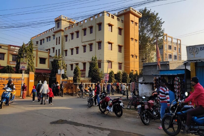 *উত্তরবঙ্গে বৃষ্টির সম্ভাবনা থাকলেও দক্ষিণবঙ্গ মূলত শুষ্ক থাকছে। আর্দ্রতাজনিত অস্বস্তির কারণে নাজেহাল হয়ে উঠছে অনেকেই। অন্যান্য বছরের তুলনায় এ বছর তীব্র গরম যে পড়বে তা আর বলার অবকাশ রাখছে না। ফাইল ছবি।