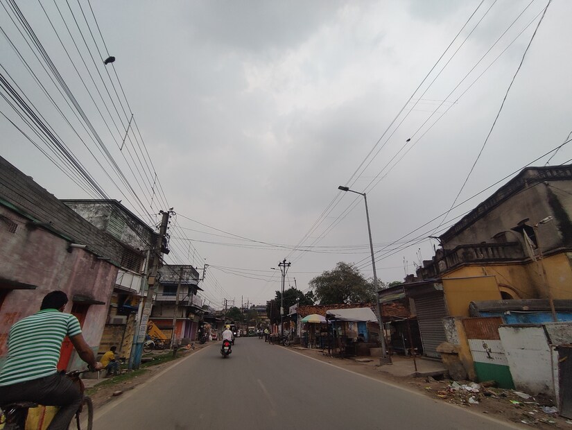 কলকাতা ও তার আশেপাশের এলাকাগুলিতে ঝড়ো হাওয়া সহ বৃষ্টিপাত দেখা যায়। আগামী আরও দুই-একদিন প্রবল বৃষ্টির সম্ভাবনা রয়েছে বলে জানিয়েছে হাওয়া অফিস। উত্তরবঙ্গে বেশ কিছু জেলায় হালকা থেকে মাঝারি বৃষ্টিপাত হয়।