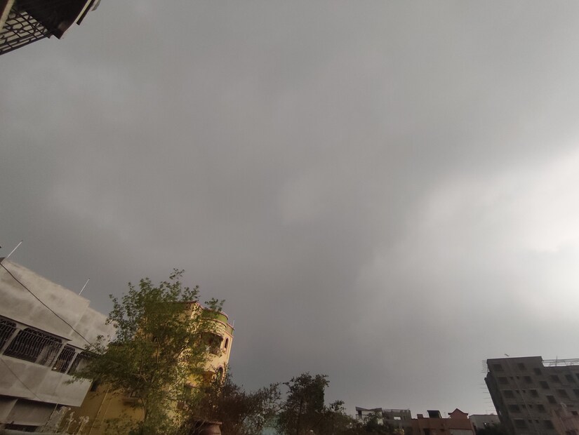 আগামী বেশ কিছুদিন রাজ্যের বিভিন্ন জায়গায় বৃষ্টিপাতের সম্ভাবনা থাকছে। ঝাড়গ্রাম, পূর্ব মেদিনীপুর, পশ্চিম মেদিনীপুরে শিলাবৃষ্টি হতে পারে। ঝোড়ো হাওয়া বইতে পারে ৪০-৫০ কিমি গতিবেগে। মঙ্গলবার থেকে বৃষ্টিপাতের পরিমাণ কিছুটা হলেও কমতে পারে এমনটাই পূর্বাভাস দেওয়া হয়েছে হাওয়া অফিসের পক্ষ থেকে। Input-  Sarmistha Banerjee