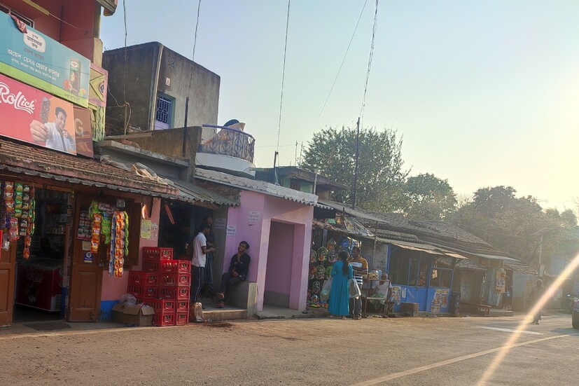  প্রায় প্রতিদিনই সকালের দিকে হালকা কুয়াশার আমেজ থাকছে। দুপুরের দিকে বাড়ছে গরমের দাপট। আবারও রাতের বেলায় তাপমাত্রার পারদ বেশ খানিকটা কমছে। পশ্চিমী বায়ুর প্রভাবে আগামী দিনে তাপমাত্রার পারদ আরও বাড়বে। ‌দক্ষিণবঙ্গের তাপমাত্রা ইতিমধ্যে ৩৫ ডিগ্রি ছুঁয়েছে। রাজ্যের সর্বোচ্চ তাপমাত্রা ৩৭ ডিগ্রি ছাড়িয়ে যেতে পারে। 