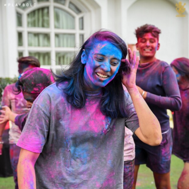 দলের অধিনায়ক স্মৃতি মন্ধনাকেও দেখা যায় পুরো রঙিন অবস্থায়। সকলের সঙ্গে মিলে মিশে স্মৃতি মন্ধনাও সেলিব্রেট করেন এই বিশেষ দিনটি।