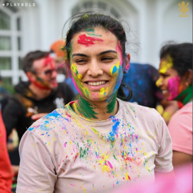 রং খেলার একাধিক ছবি ফ্র্যাঞ্চাইজির তরফ থেকে সোশ্যাল মিডিয়ায় শেয়ার করা হয়েছে। যেখানে উৎসবের আমেজে পাওয়া গেছে গোটা দলকে।