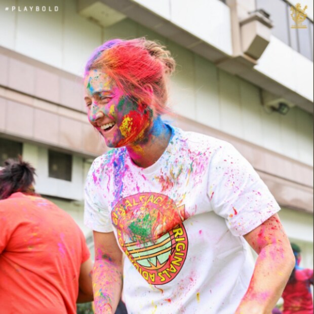 মহিলা ক্রিকেটারদের রং খেলার একাধিক ছবি সোশ্যাল মিডিয়ার সৌজন্যে সামনেও এসেছে। বিশেষ করে রয়্যাল চ্যালেঞ্জার্স ব্যাঙ্গালোরের ক্রিকেটাররা ছনি নেট দুনিয়ায় ভাইরাল হয়।