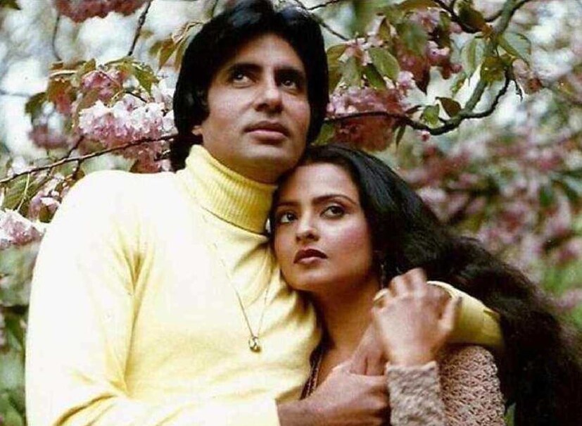পর্দায় 'মুকদ্দর কা সিকান্দর'ছবিতে রেখা ও অমিতাভের প্রেমের দৃশ্য চলছে। সিনেমা হলের একেবারে সামনে আসনে বসে সেই দৃশ্য দেখছিলেন জয়া বচ্চন। হঠাৎই চোখের কোণায় জল। তারপরই অবিরাম অশ্রু  গালে বেয়ে ঝরতে লাগল। ঠিক এইভাবেই দৃশ্যটির বর্ণনা করেছিলেন রেখা।