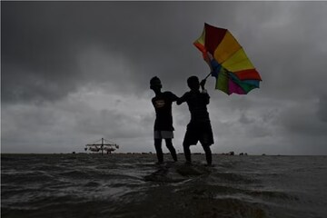 বাংলা রয়েছে অ্যালার্টে! প্রবল হাওয়া,বজ্রবিদ্যুৎ সহ বৃষ্টিতে কাঁপবে, রইল আপডেট