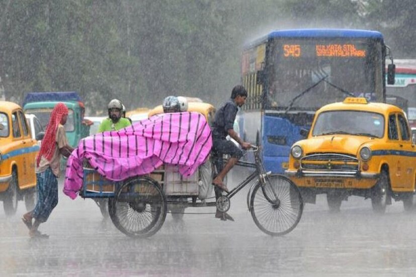 আবারও দুর্যোগের সতর্কতা জারি। কলকাতায় বজ্রবিদ্যুৎ-সহ বৃষ্টির সম্ভাবনার কথা জানিয়েছে হাওয়া অফিস। সোমবার ভোর থেকেই আকাশের মুখ ভার। আবার শুরু হবে মুষলধারে বৃষ্টি। 