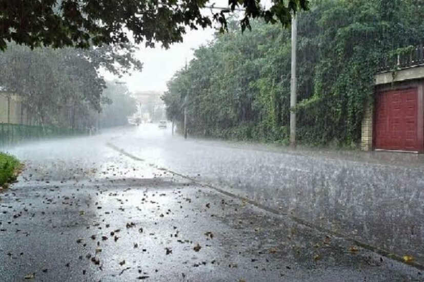 *রাজ্য জুড়ে কিছুটা হলেও কমেছে তাপমাত্রার পারদ। বেশ কিছু জায়গায় রয়েছে ভারী বৃষ্টিপাতের সম্ভাবনা। উত্তর ও দক্ষিণবঙ্গের প্রায় সবকটি জেলাতেই বজ্রবিদ্যুৎ-সহ মাঝারি বৃষ্টিপাতের সম্ভাবনা প্রবল রয়েছে। তীব্র গতিতে ঝোড়ো হাওয়া বইতে পারে। প্রতিবেদনঃ শর্মিষ্ঠা ব্যানার্জি। ফাইল ছবি। 