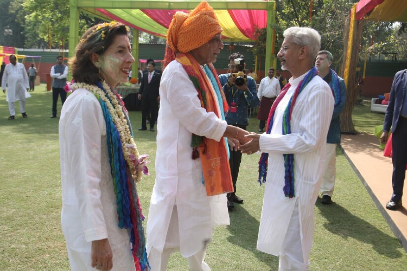 দু’জনের নাচের ভিডিও ভাইরাল সোশ্যাল মিডিয়ায়। এখন পর্যন্ত এই ভিডিওটি দেখেছেন ৫ হাজারের বেশি মানুষ।