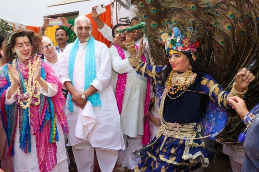  সারাদেশে ধুমধাম করে পালিত হচ্ছে হোলি উৎসব। হোলির উৎসবে মগ্ন দেশ। দিল্লিতে, প্রতিরক্ষামন্ত্রী এবং প্রবীণ বিজেপি নেতা রাজনাথ সিংয়ের সরকারি বাসভবনে হোলি উদযাপন করা হয়েছিল। 