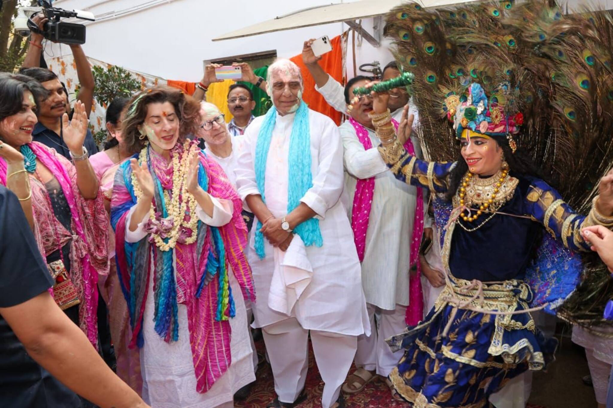 হোলি উৎসবে রাজনাথ সিংয়ের বাড়িতে নেচে উঠলেন মার্কিন বাণিজ্য সচিব